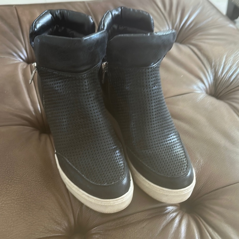 Steve Madden Black Sneakers with Textured Upper and Zipper